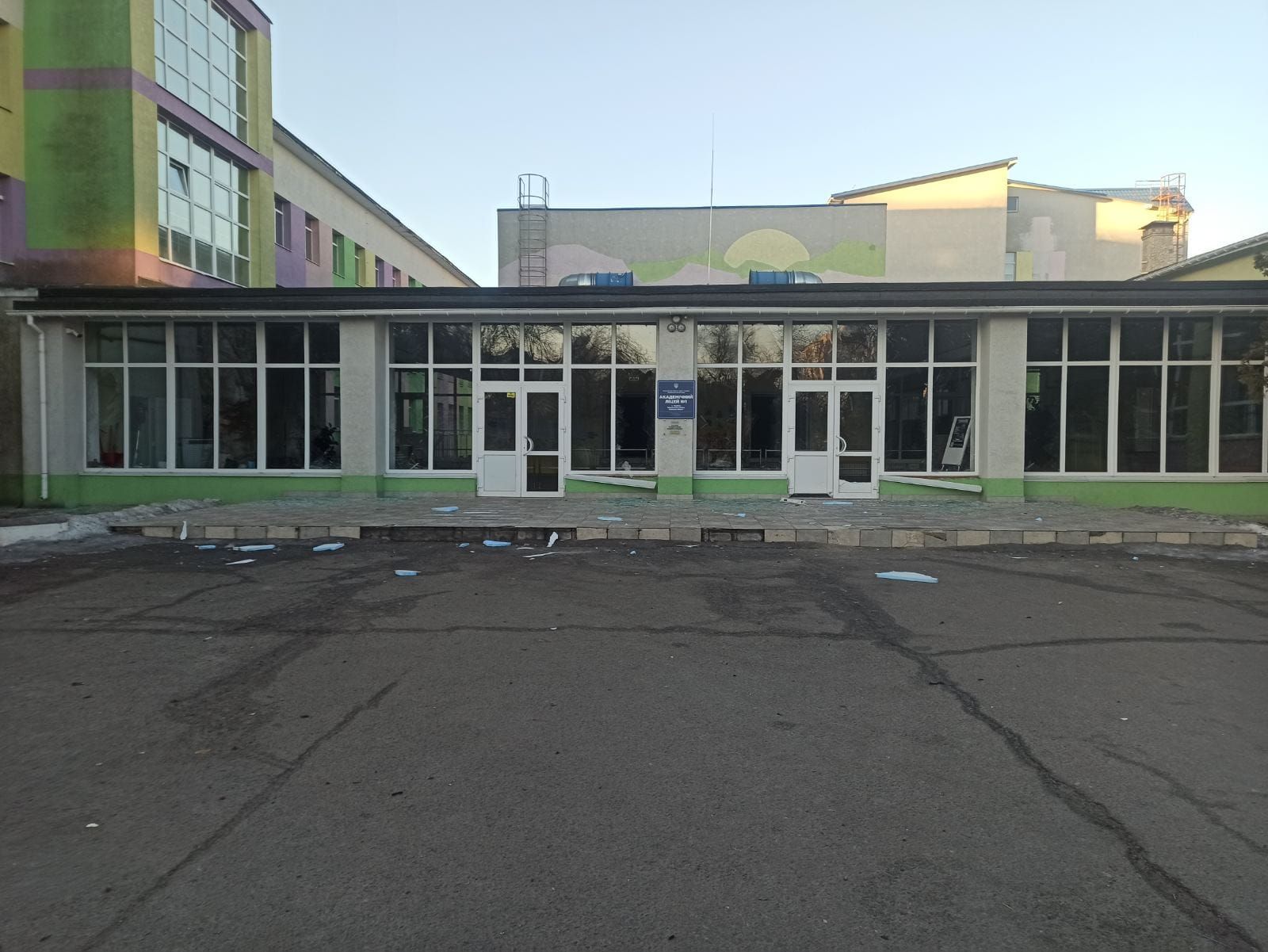 Вибиті вікна в школі