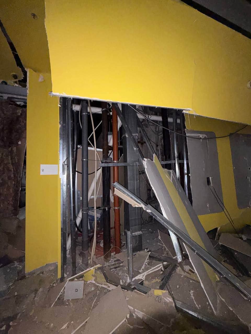 Вибиті стіни через обстріл Києва