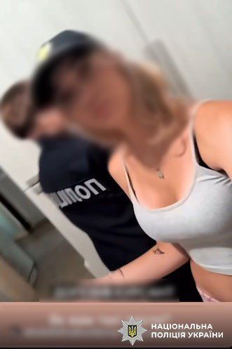 Відео підлітків у формі поліції