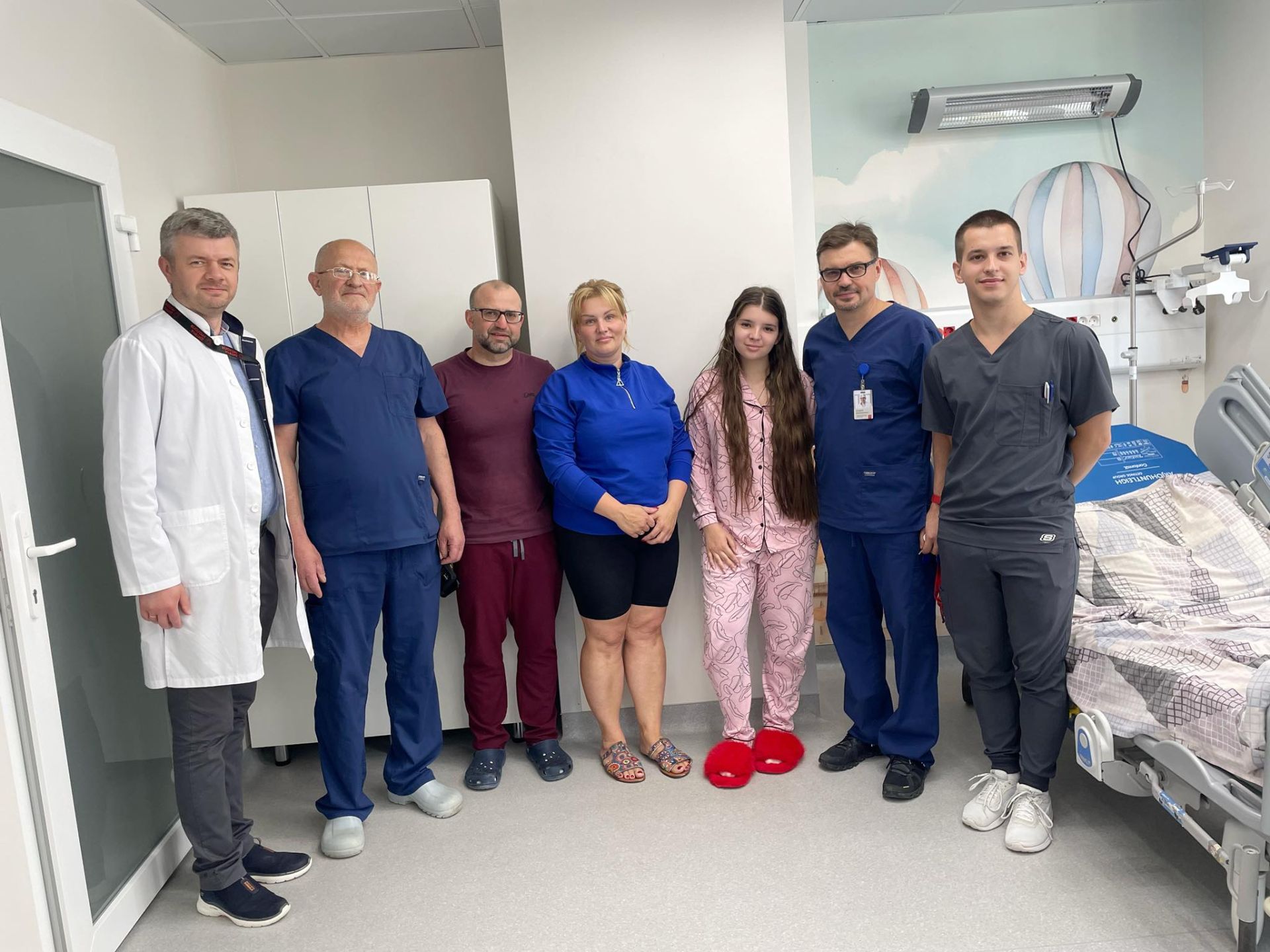 Команда лікарів та пацієнтка
