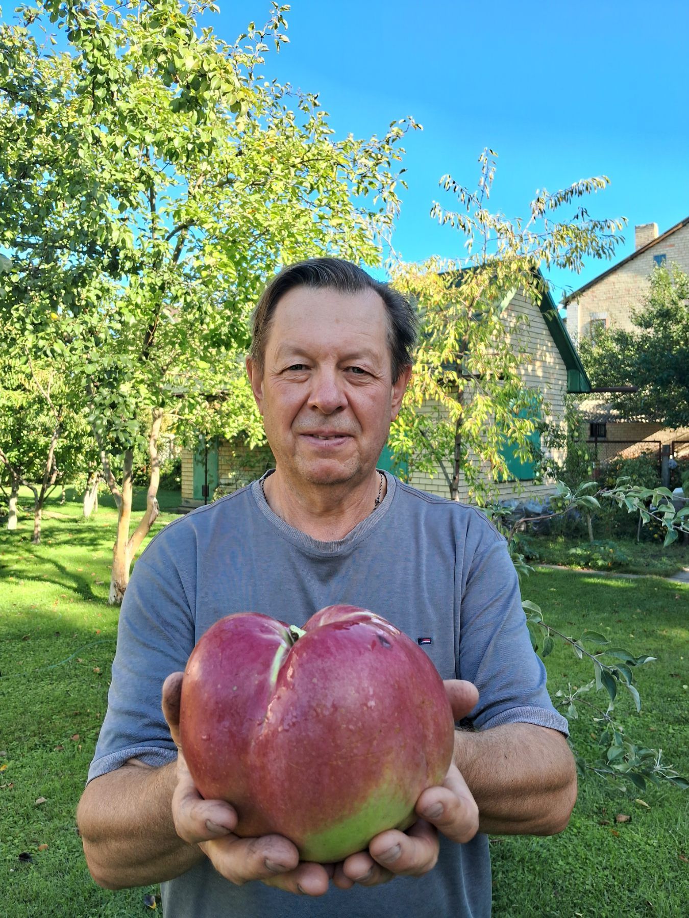 Садівник із яблуком у руках