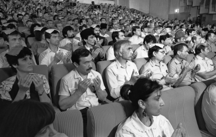 Делегати Другого Курултаю читають ду’а (молитву)  під час офіційного відкриття, 1991 рік