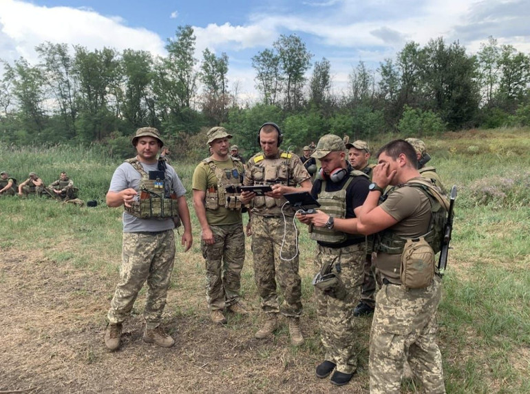 Під час навчання на тренувальному майданчику в зоні бойових дій