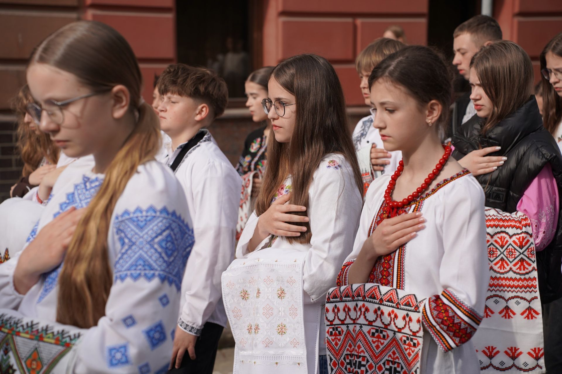 Школяі з вишитими рушниками