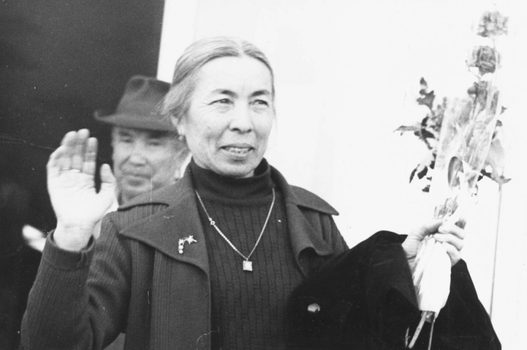Айше Сеітмуратову зустрічають в аеропорті міста Самарканд, листопад 1989 рік