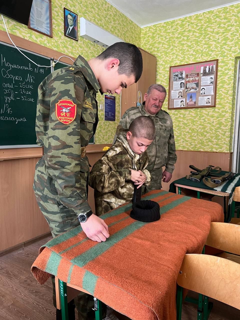 Матвій та Олександр отримали форму та повчились заряджати обойму, вправлятись шаблею