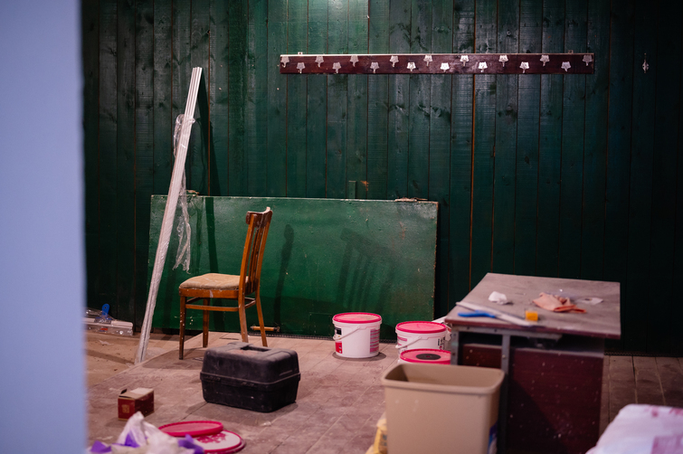 Підвальне приміщення школи, яке облаштовують під бомбосховище. Фото: Українська правда