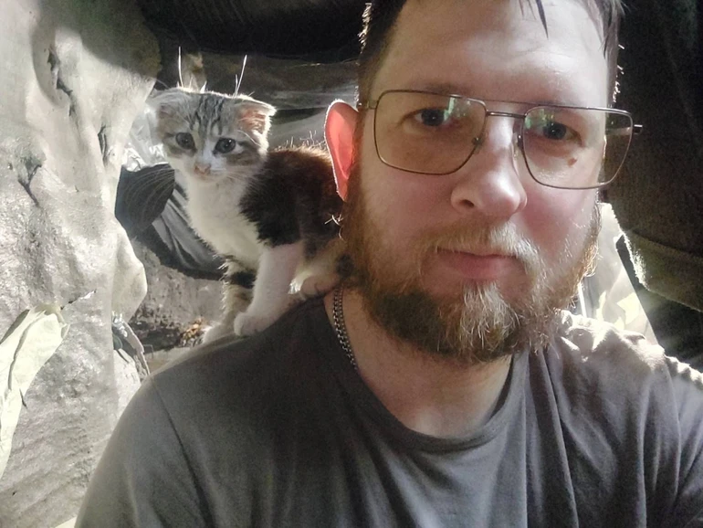 Через освіту й інтелігентний вигляд (зокрема, окуляри) за офіцером закріпився позивний Ботанік