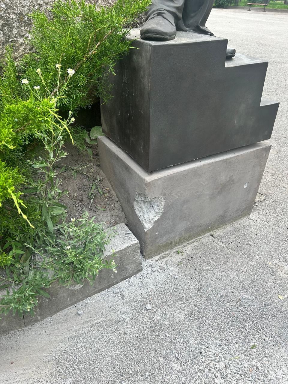 Пошкоджена скульптура політехніки