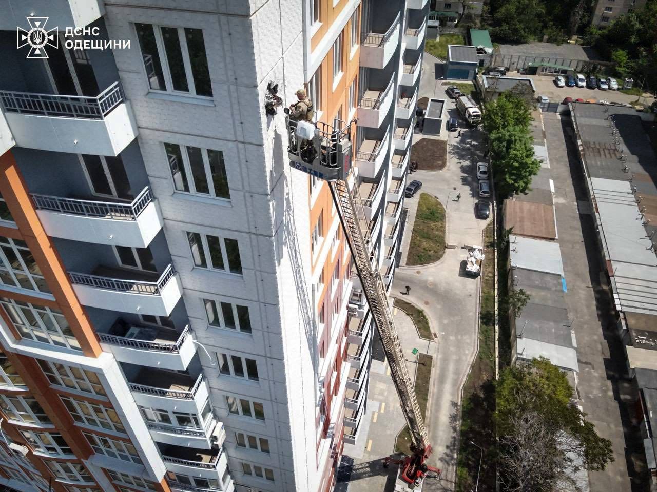 БпЛА в стіні будинку