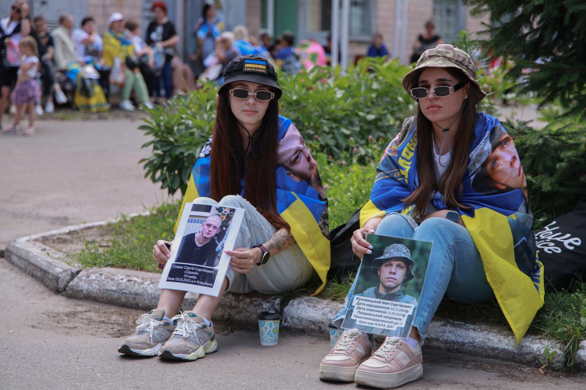 Родини захисників очікують на місці зустрічі полонених