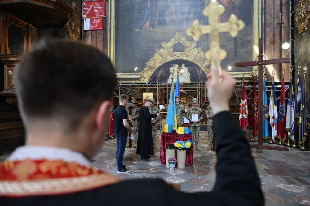 Священник під час поховання