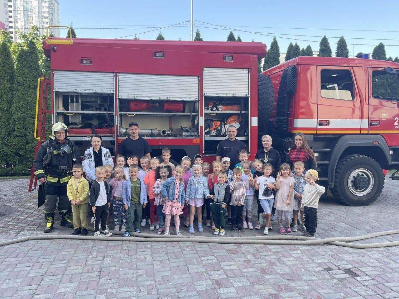 Рятувальник із дітьми